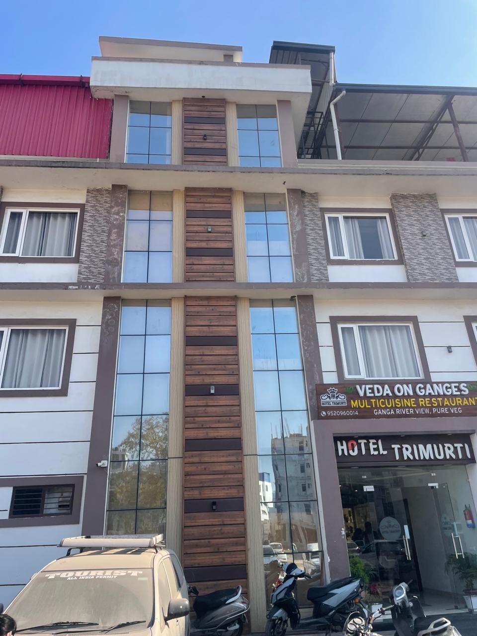 Building facade with central glazing and wood-look cladding
