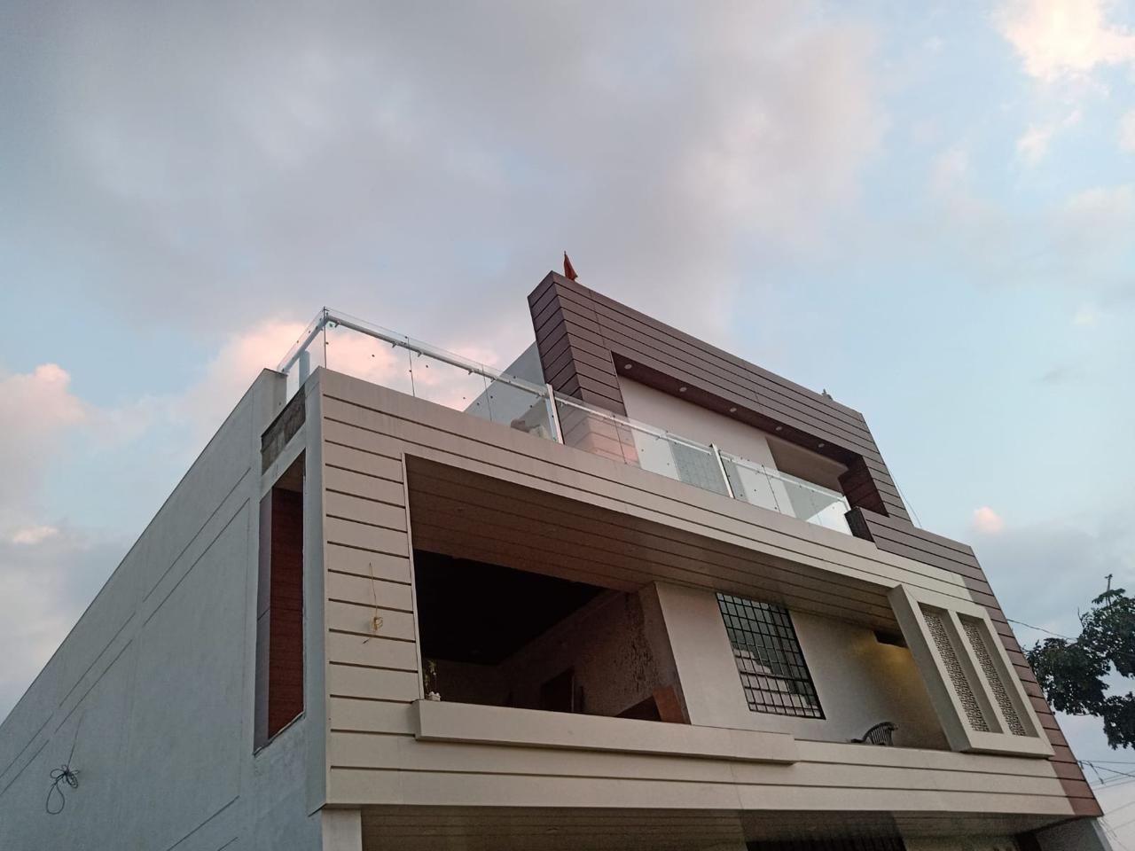 Residence with glass balcony and contrasting cladding