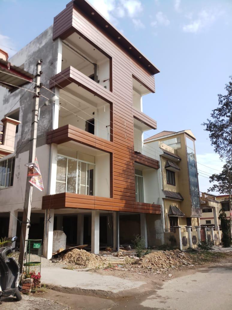 Residence with wood-look facade bands and balconies